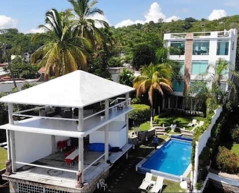 Beautiful and modern lakeside villa for 30 people