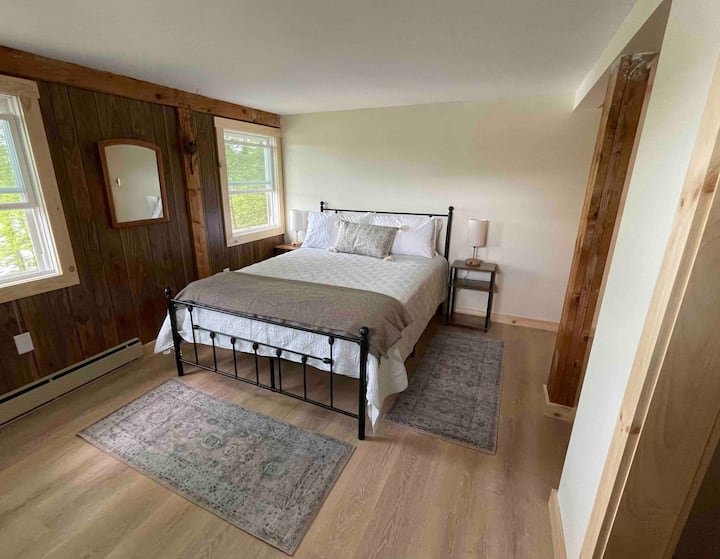 Soveværelset på nederste etage er rummeligt og luftigt med tre vinduer med udsigt over søen! På den anden side af gangen fra badeværelset på nederste etage.