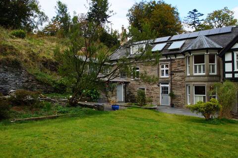 Holiday house with hot tub in beautiful gardens