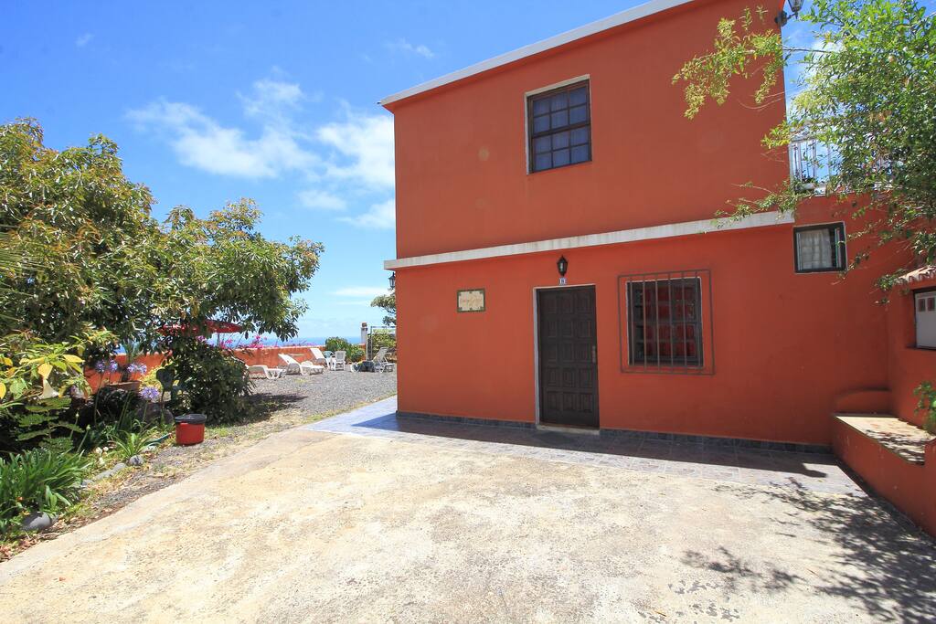 Entrada al apartamento desde el jardín