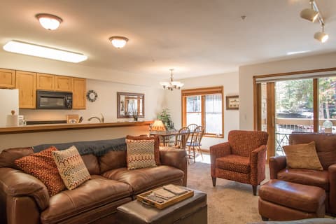 Popular Airbnb listing: 2 Bedroom, Hot Tub, Patio, Private Garage in Breckenridge / Summit County