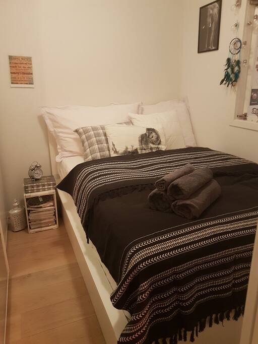 soverom med dobbelseng