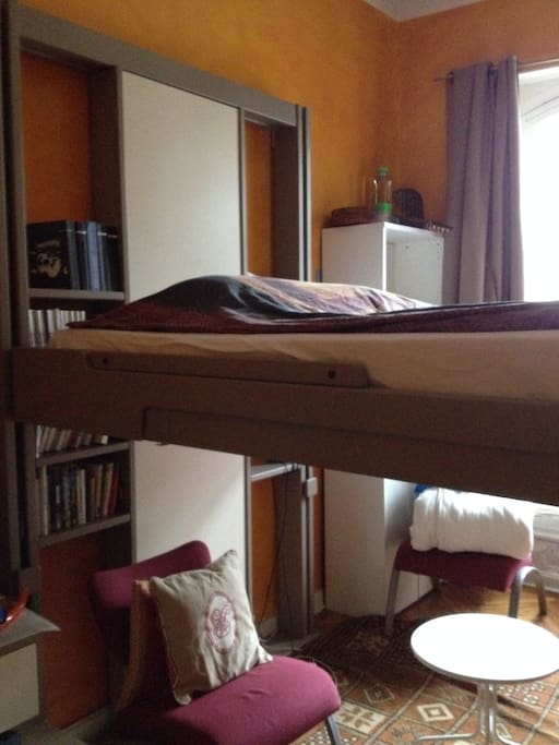 Le lit double est en hauteur ajustable, gain d'espace dans la journée.