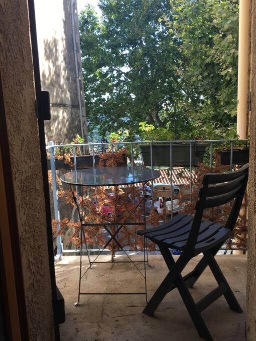 Petit balcon avec 2 chaises et une table