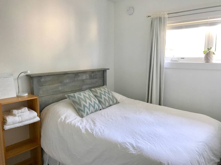 Cozy room with double bed.