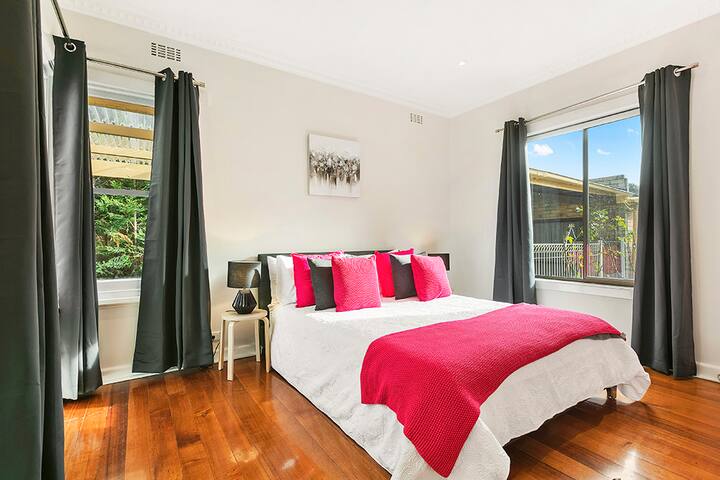 Luxury 3BR, Home & Pool, near Brighton Beach gallery image 5