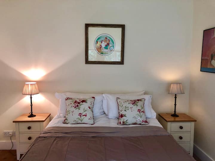 ห้องนอนอยู่ห่างจากห้องนั่งเล่นโดยมีประตูไปยังห้องน้ำมีพื้นที่แขวนและชั้นวางของมากมายในตู้