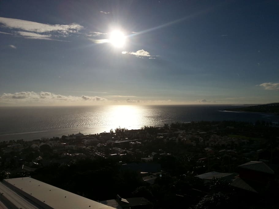 vue de la terrasse - ville de Saint-Leu et lagon