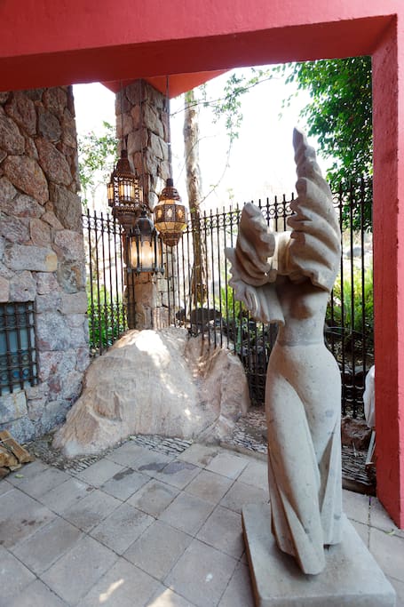 0Entrada a la casa, hecha con piedra de la peña para integrarla al paisaje