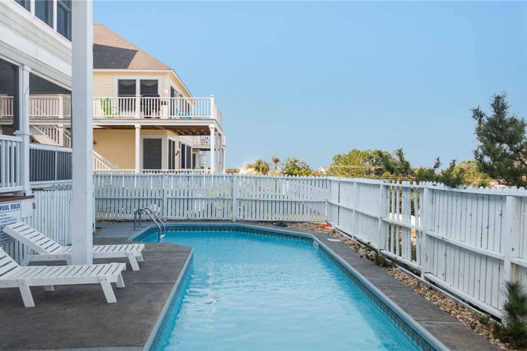 HK24: Emerald Isle | Pool Area