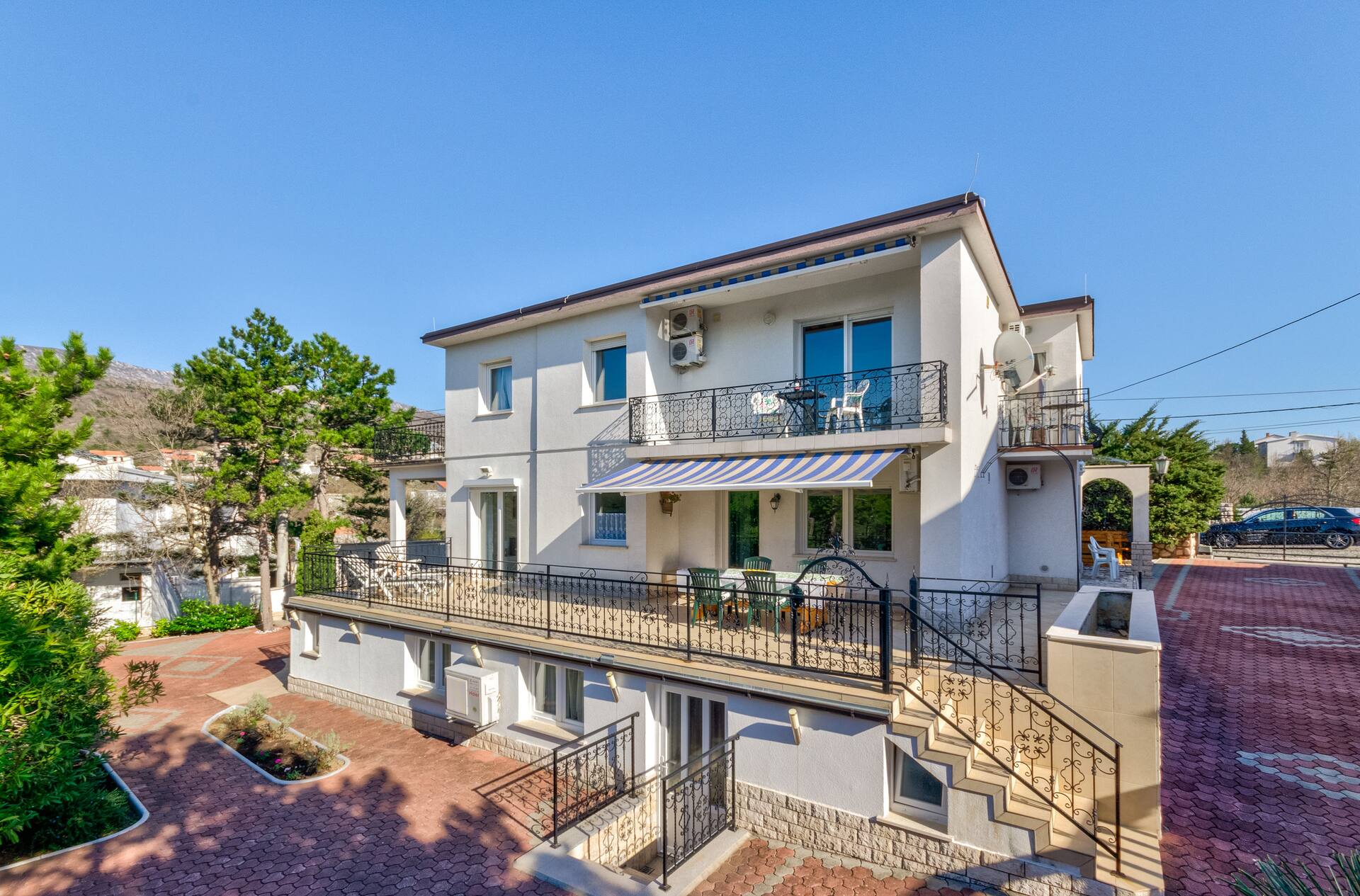 Max. 24 Guests: Whole big house close to the sea