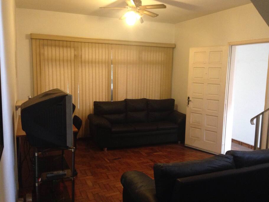 Sala principal com dois sofás (um de 3 lugares e outro de 2).