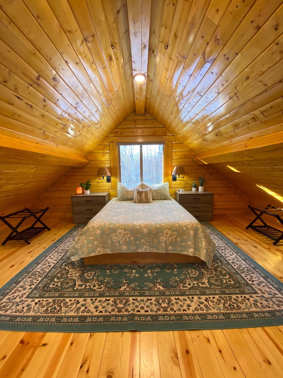 Topla i privlačna spavaća soba u potkrovlju. 