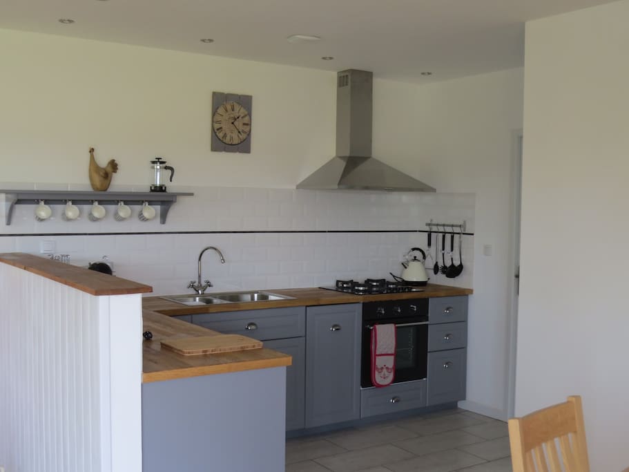 Fully equipped kitchen area with dishwasher