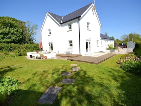 Summer Meadow House, Peaceful beach 2 miles away