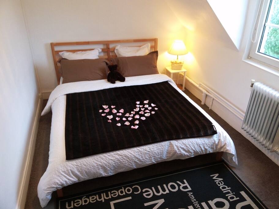 La chambre à grand lit