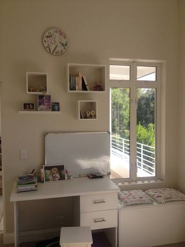 Beautiful large newly renovated house. gallery image 5