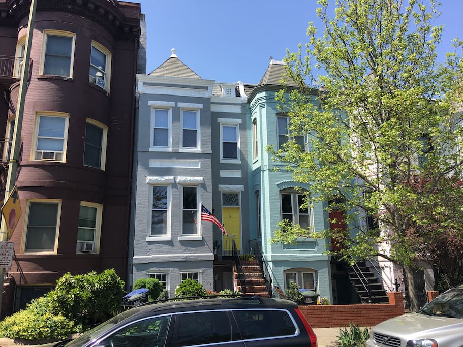 Capitol Hill�s perfect location! Bright &amp; clean