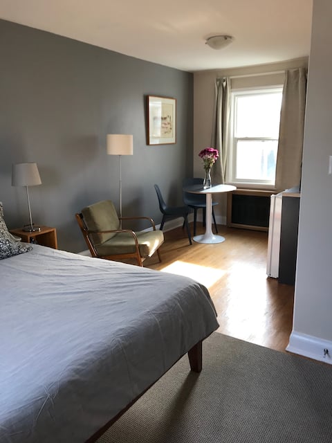 Successful Airbnb property: Cozy private space in mid-town Toronto in Toronto—St. Paul's