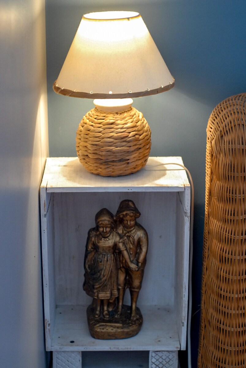 בכל מיטה בבית יש מנורות קריאה.