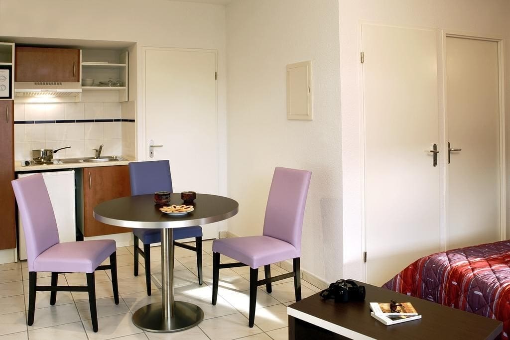 Make a snack in the kitchenette and enjoy it at the dining table.