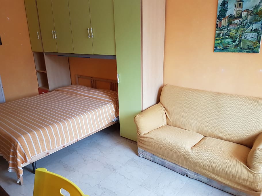Camera da letto con divano
