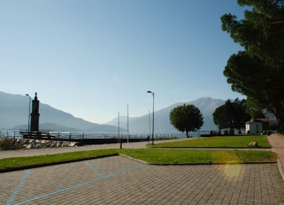 Direct gelegen aan grasweide/strand Comomeer/Situated directly on beach lake Como.