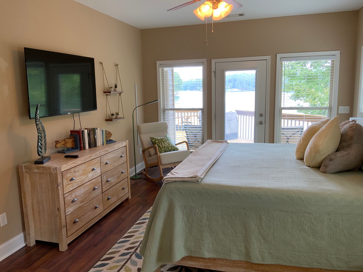 Pohľad na jazero a samostatný vchod/východ do hlavnej spálne 