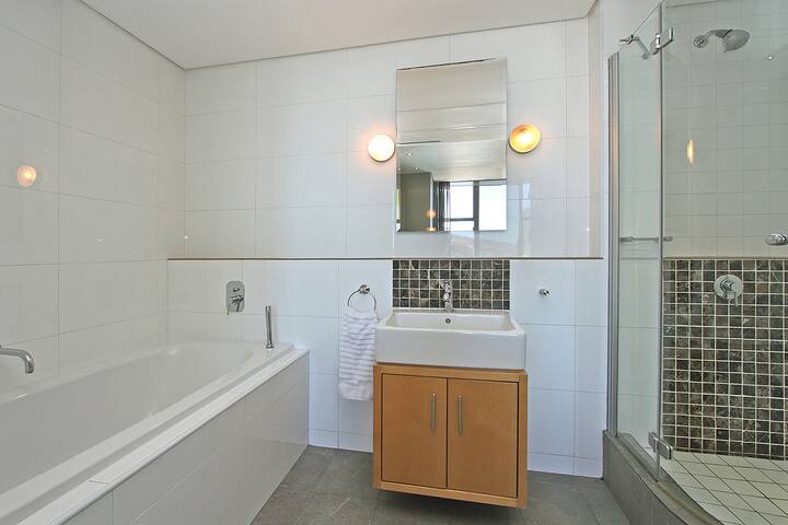 Spacious 3 Bedroom Family Apartment In Cape Town gallery image 3