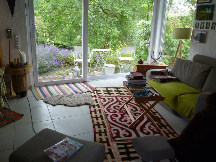 Wohnzimmer mit Ausblick und Ausgang