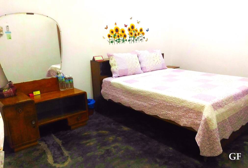 (楼下) 主人卧房:这是老前屋主的结婚套房家具,良木实心,难得一件的木制手工家具。
(GF) Master Bedroom: This is the marriage suite furniture of former owner.