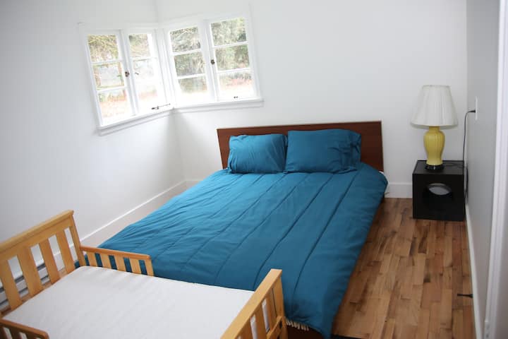 Спална соба 2 - брачен кревет (имајте предвид дека креветот за мали деца веќе не е во „Дрвената колиба“)