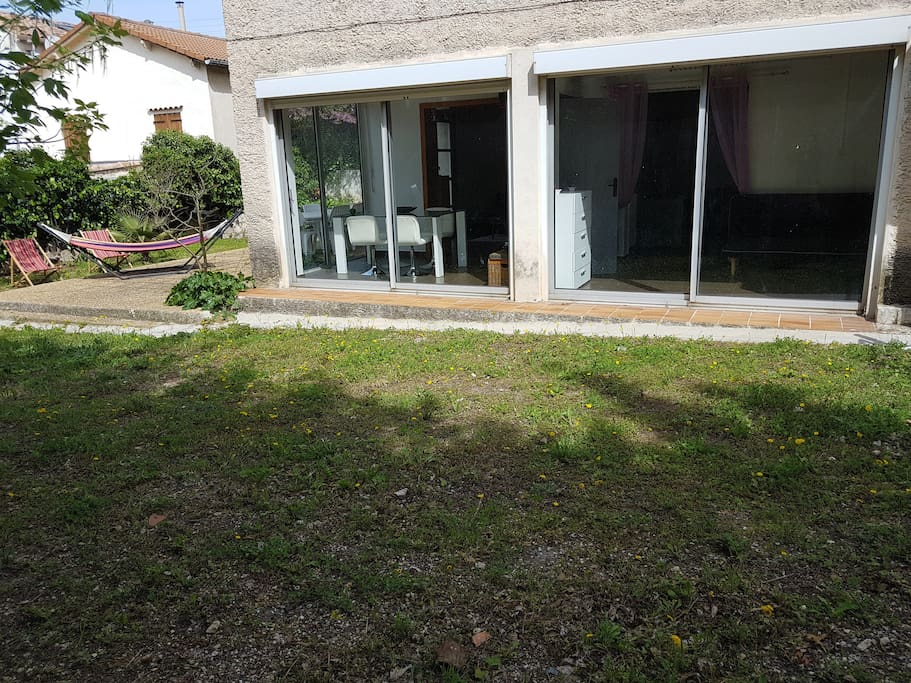 Côté jardin. Baies vitrées de la salle à manger et la petite chambre.