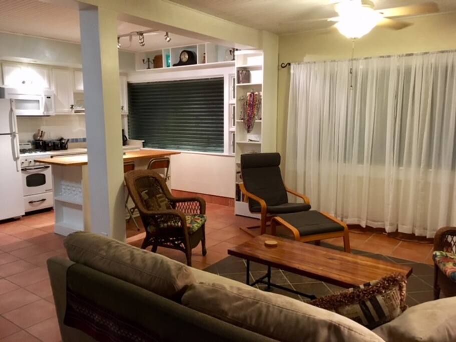 Relax in your quiet open plan apartment 4 blocks from the beach