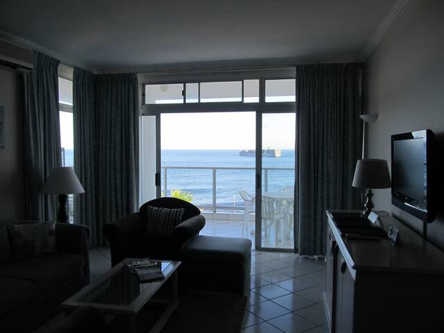 Cape Town, Seapoint – Peninsula All-Suite Condo gallery image 4