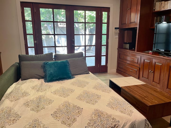 สัมผัสความคล่องตัวในห้องพักของเราด้วยโซฟาแบบดึงออกได้ซึ่งจะเปลี่ยนเป็นเตียงควีนไซส์ เพลิดเพลินไปกับม่านทึบแสงเพื่อการนอนหลับพักผ่อนแม้ว่าจะมองไม่เห็นในภาพ