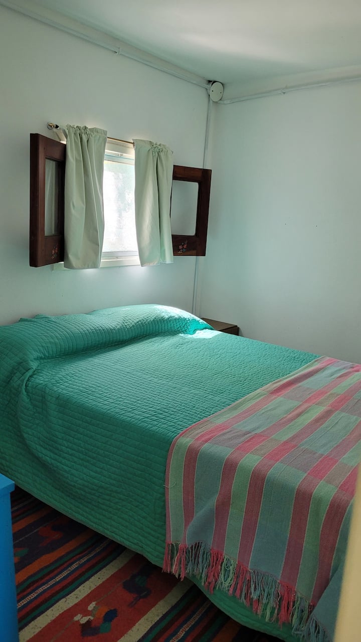 Habitacion con vista al parque posterior y bosque. Cama matrimonial con somier