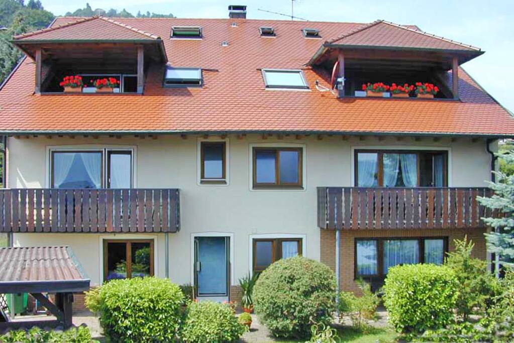 Haus zur Seeseite hin. Der Balkon dieser Wohnung liegt rechts