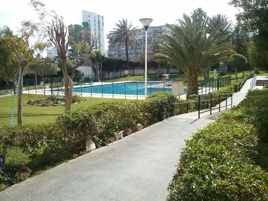 jardin y piscina comunitaria