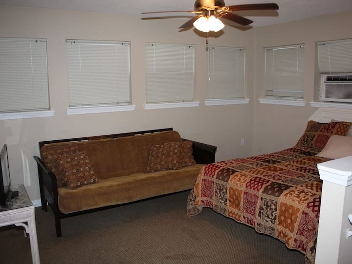 ชั้น 3 ฟูกควีนไซส์และฟูกนอนคู่ห้องนอนที่ 6