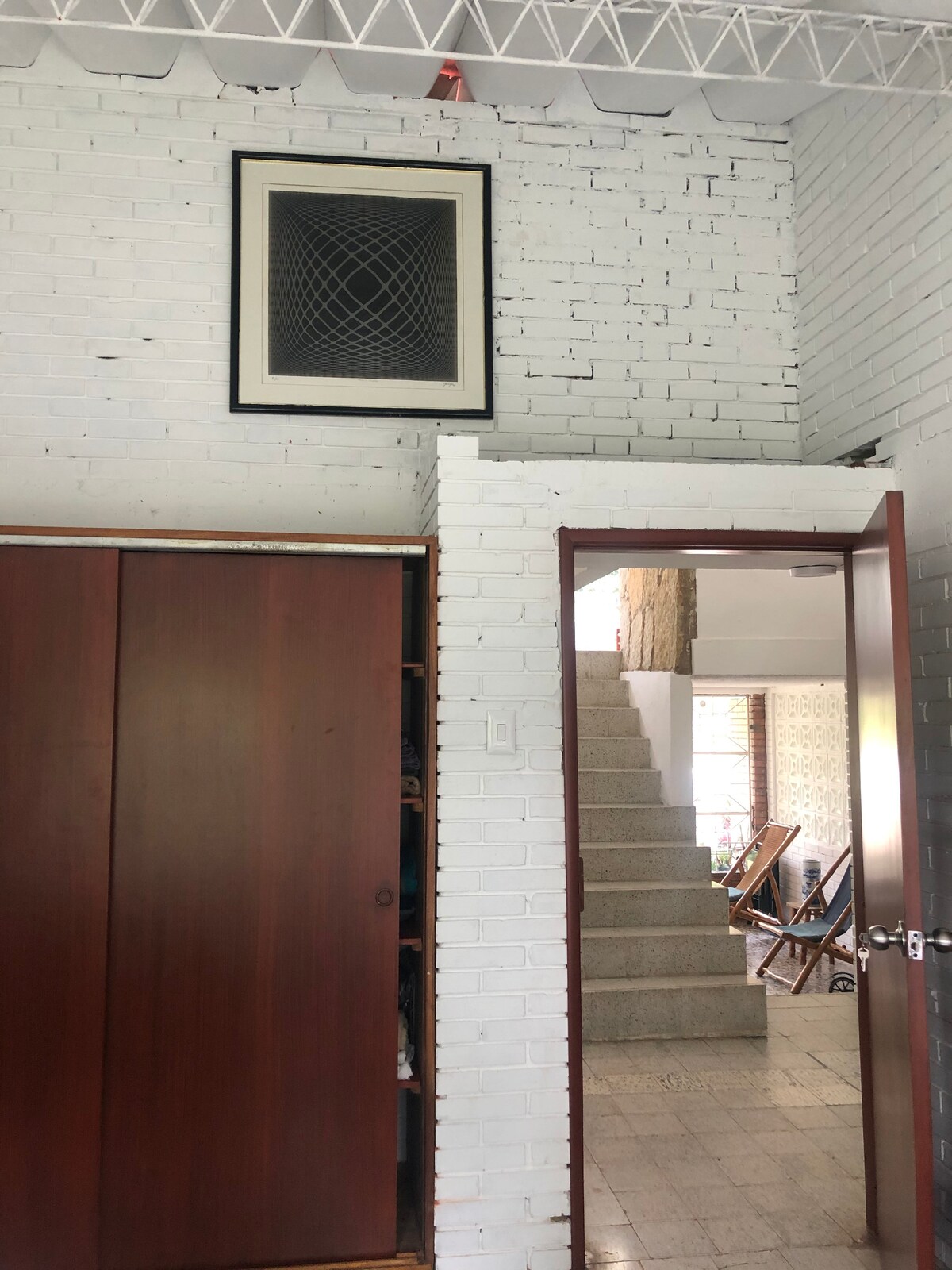 إطلالة على الغرفة رقم3 باتجاه قاعة الغرف.