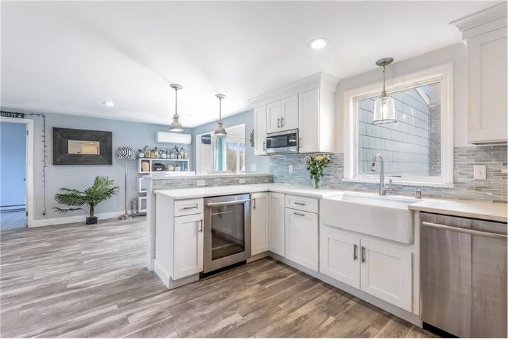 Beautifully Remodeled Walk To Beach With AC gallery image 2