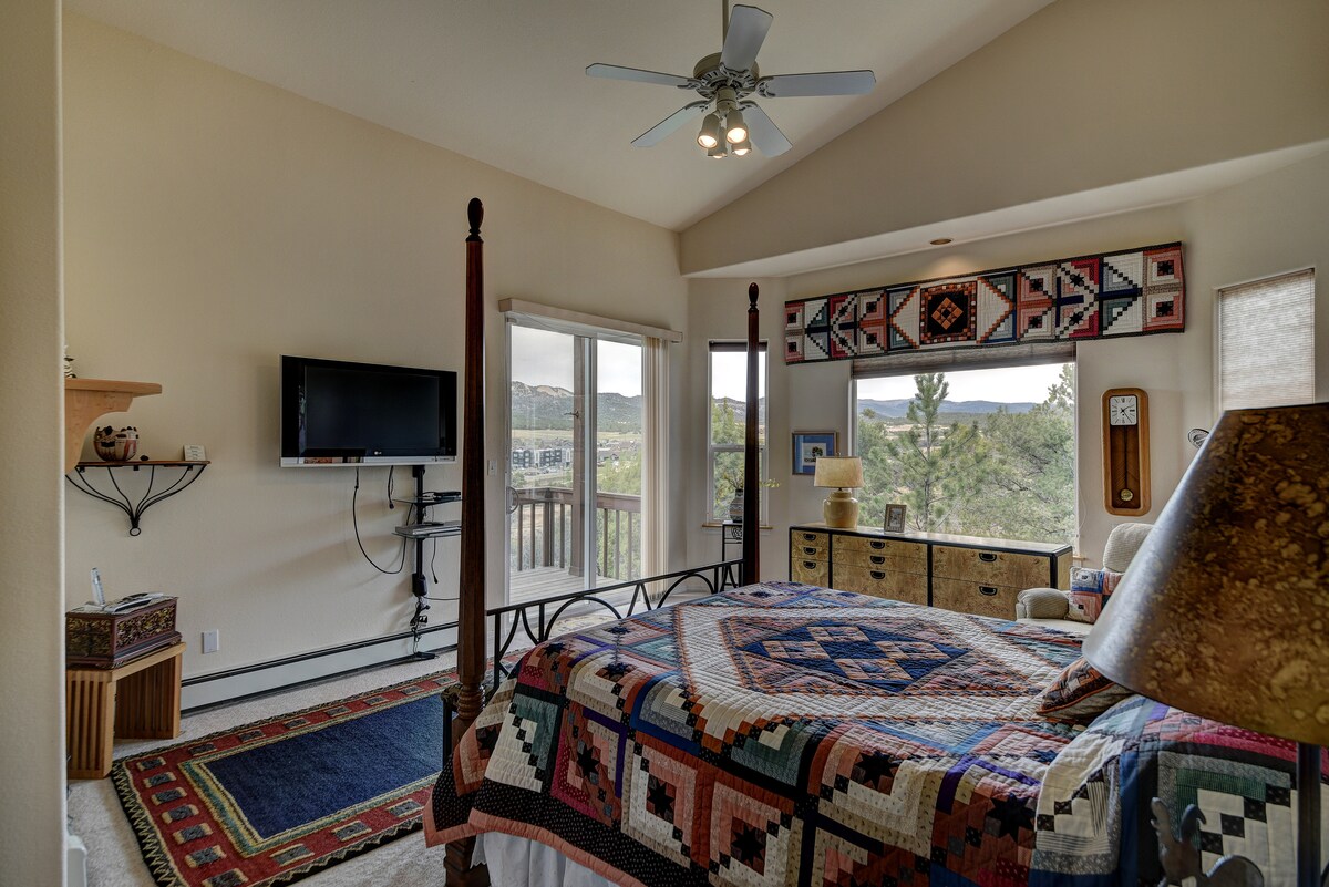 Основен апартамент на горното ниво със стенен телевизор с плосък екран, самостоятелна баня с хидромасажна вана, климатик за климатик.