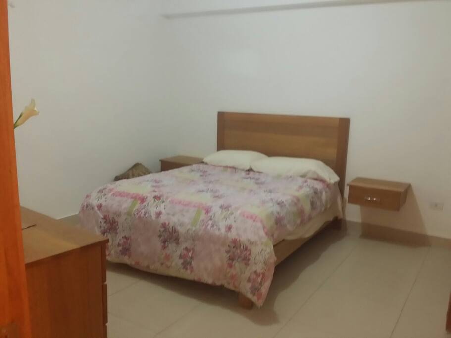 Habitación principal con baño