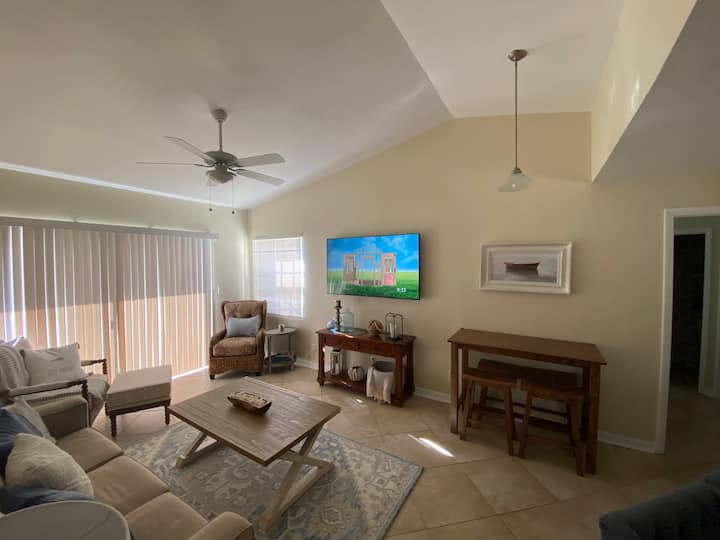 Obývacia izba so 65-palcovou TV