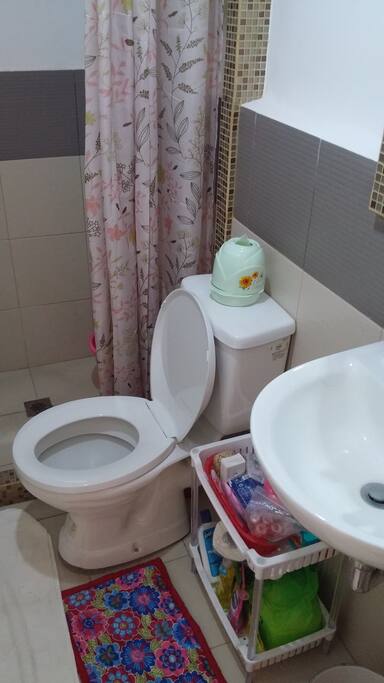 The toilet and bath includes complete toiletries.