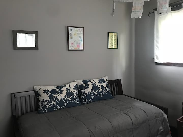 Spavaća soba na prvom katu s dva odvojena kreveta