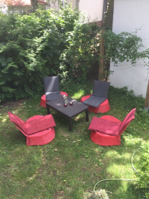 Sitzecke im Garten vorne