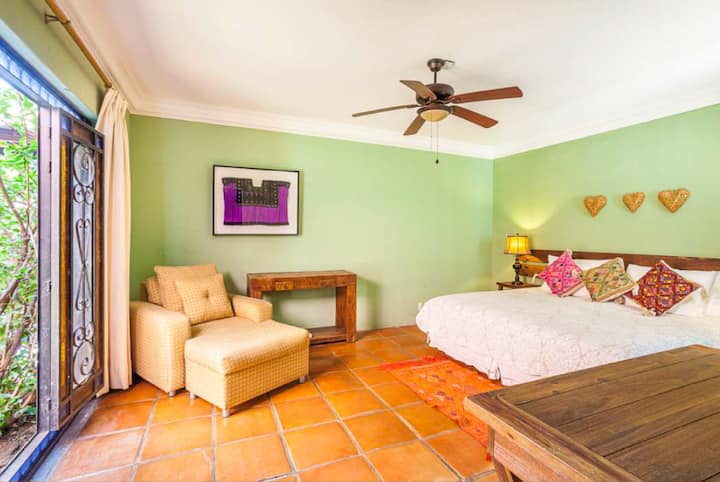 Ოთახში შესაძლებელია 2 ერთადგილიანი ან 2 ერთადგილიანი. Პატიოს ცენტრალური ხედი. 