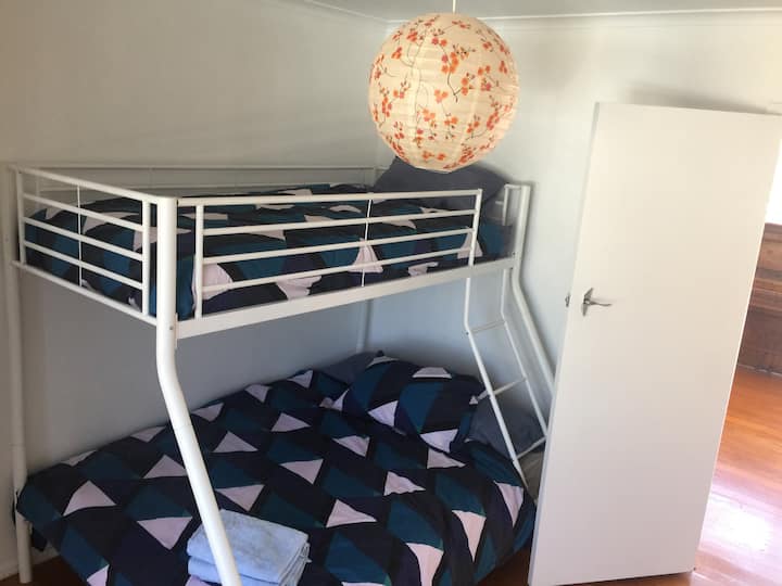 أسفل الدرج 1 من 2 غرف نوم بطابقين